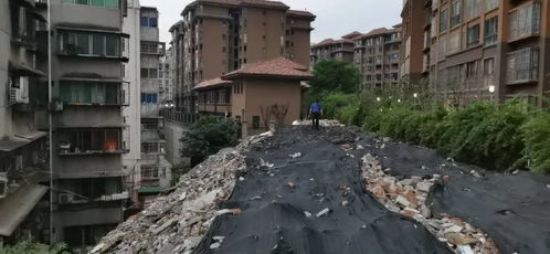 城事丨平橋一公寓旁建筑垃圾無人清理，回復15日之內清理完畢——建筑物清潔服務亟待優化